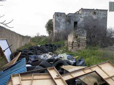 Ci� che pi� colpisce � sicuramente la montagna di scaffali in legno e la fila di pneumatici che si dilunga dalla chiesetta per parecchi metri, bloccando la strada proprio nel punto in cui dovrebbe sfociare in via San Giorgio Martire